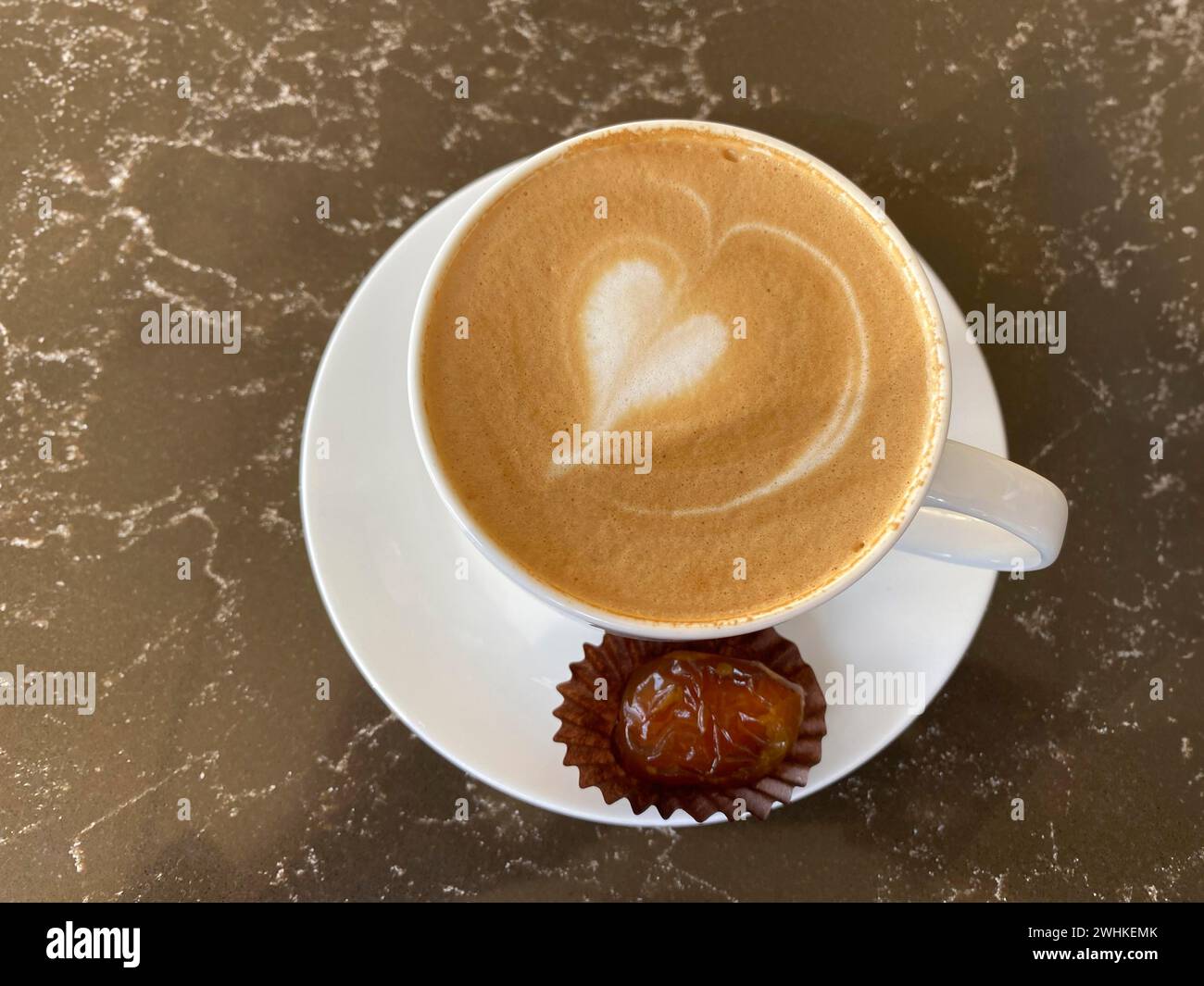 Cappuccino mit traditionellem Datum, herzförmigem Milchschaum, Dubai, Vereinigte Arabische Emirate, VAR Stockfoto