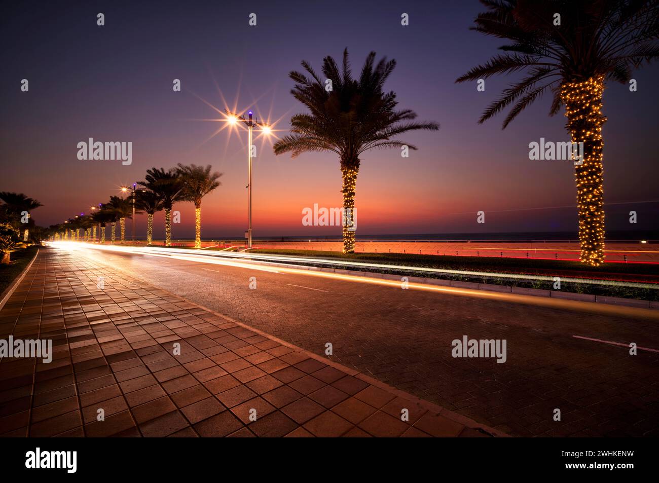 Nachtaufnahme, Crescent Road, Straße, The Boardwalk Palm Jumeirah, Palmen, Lichtwege, Verkehr, Sonnenuntergang, Dubai, Vereinigte Arabische Emirate, VAR Stockfoto