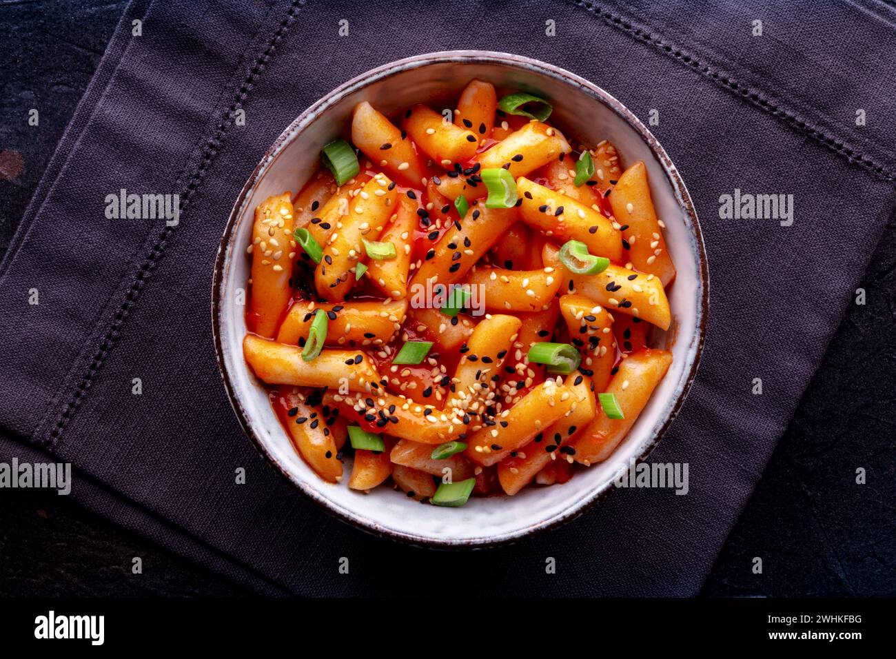 Tteokbokki oder Topokki, koreanisches Streetfood, scharfe Reiskuchen Stockfoto