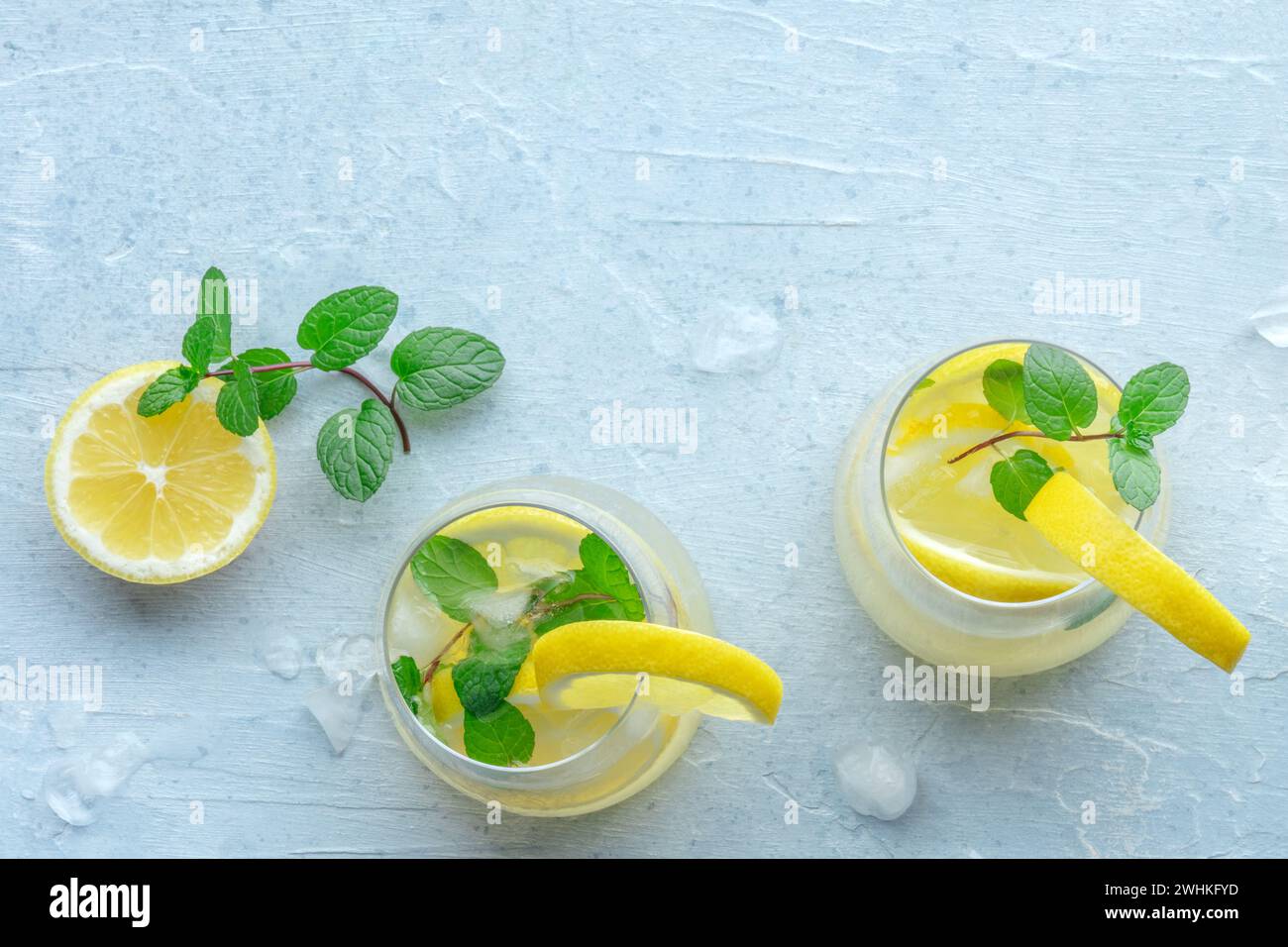 Limonade mit Minzpanorama. Zitronenwasser mit Eis, zwei Gläser Stockfoto