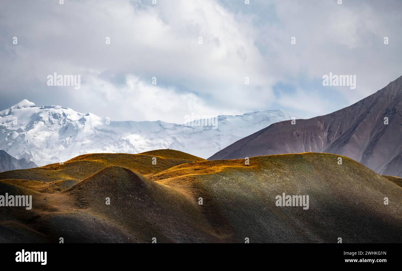 Dramatische Berglandschaft, Bergtal, hinter vergletschtem und schneebedecktem Berggipfel Pik Lenin, Trans Alay Mountains, Pamir Mountains, Osh Stockfoto