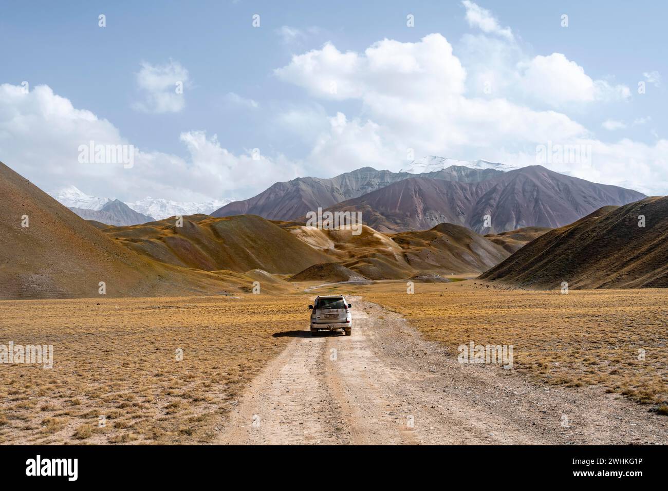 Naturtourismus, Roadtrip, Overlander, Geländewagen auf einer Schotterstraße im Pamir-Gebirge, Provinz Osh, Kirgisistan Stockfoto