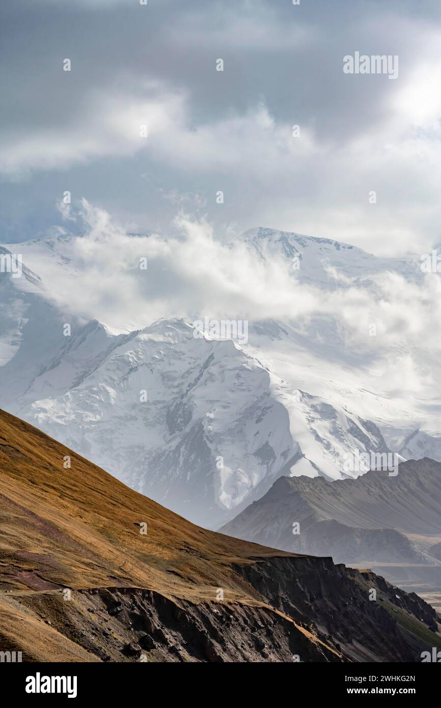 Dramatische Berglandschaft, Bergtal, hinter vergletschtem und schneebedecktem Berggipfel Pik Lenin, Trans Alay Mountains, Pamir Mountains, Osh Stockfoto
