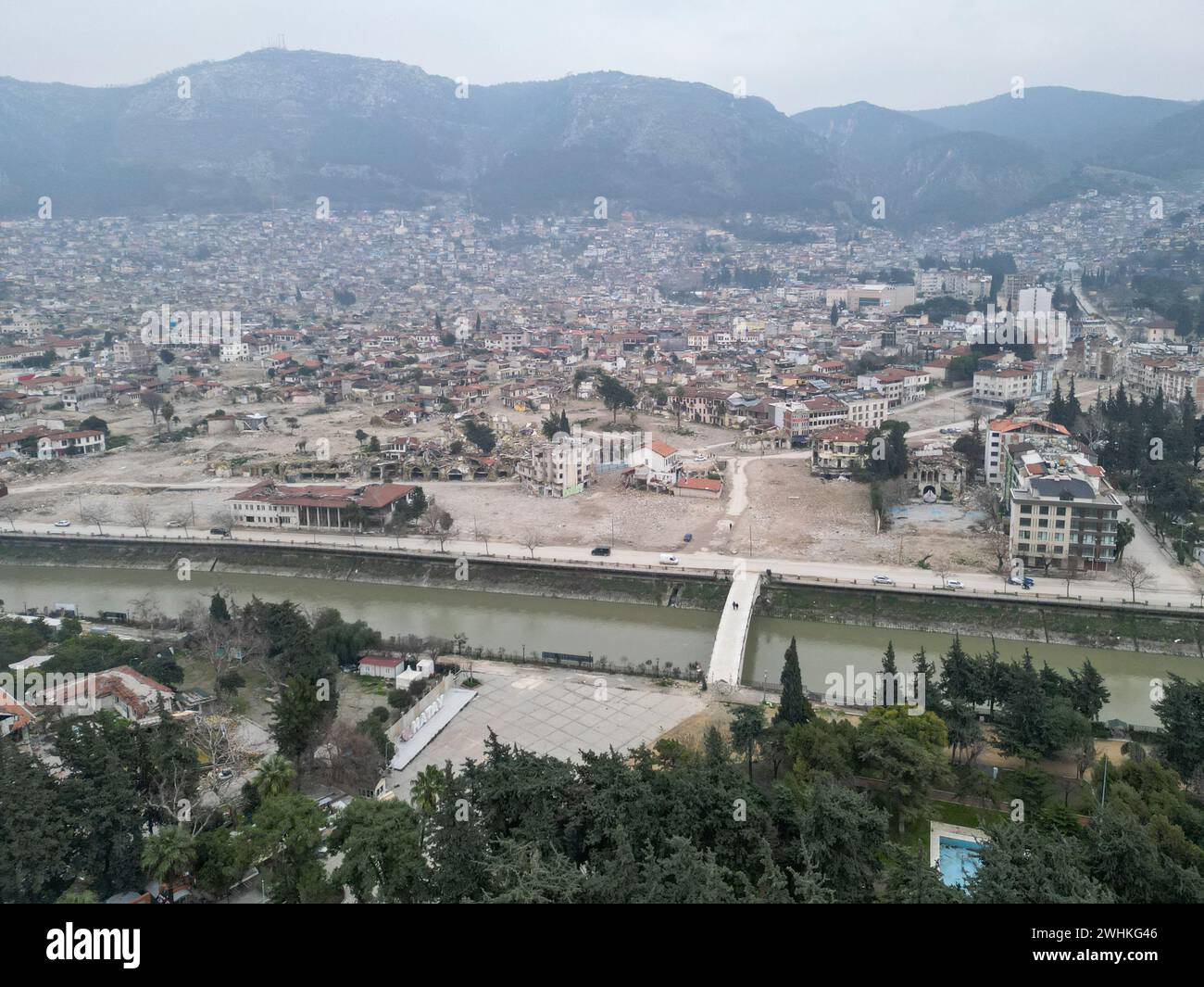 (ANMERKUNG DER REDAKTION: Bild mit einer Drohne)die Luftaufnahme des Stadtzentrums von Antakya in der Provinz Hatay zeigt die verheerenden Auswirkungen des Erdbebens nach einem Jahr nach dem Erdbeben. In dieser Woche hat die Türkei den ersten Jahrestag des Erdbebens begangen, bei dem mehr als 53.000 Menschen im Land ums Leben kamen und über 3 Millionen Menschen ohne Wohnraum blieben. Hatay war eine der Städte, die am stärksten vom Erdbeben am 6. Februar 2023 betroffen war. Stockfoto