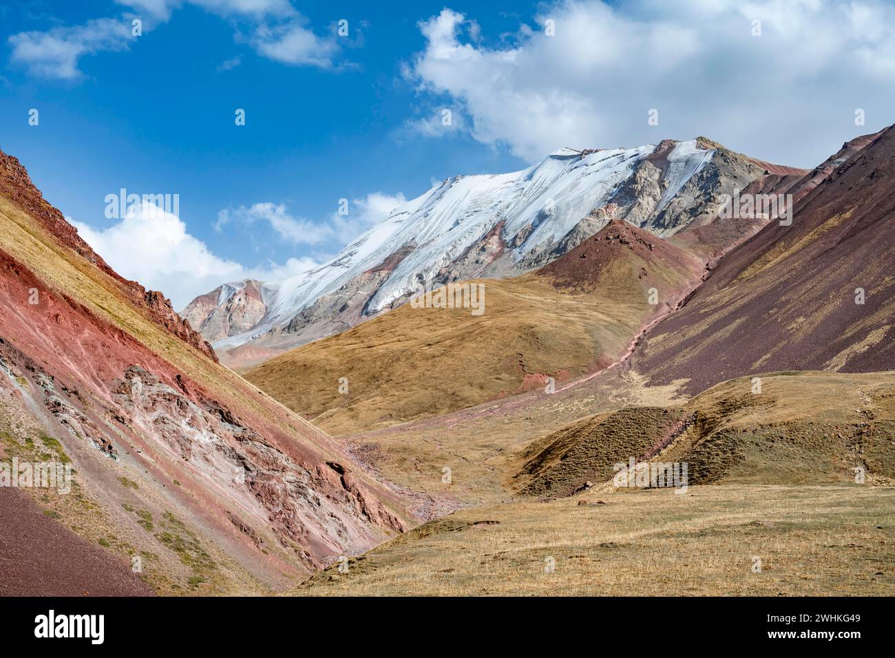 Dramatische Berglandschaft, Bergtal, hinter vergletschtem und schneebedecktem Berggipfel, Trans Alay Mountains, Pamir Mountains, Provinz Osh Stockfoto