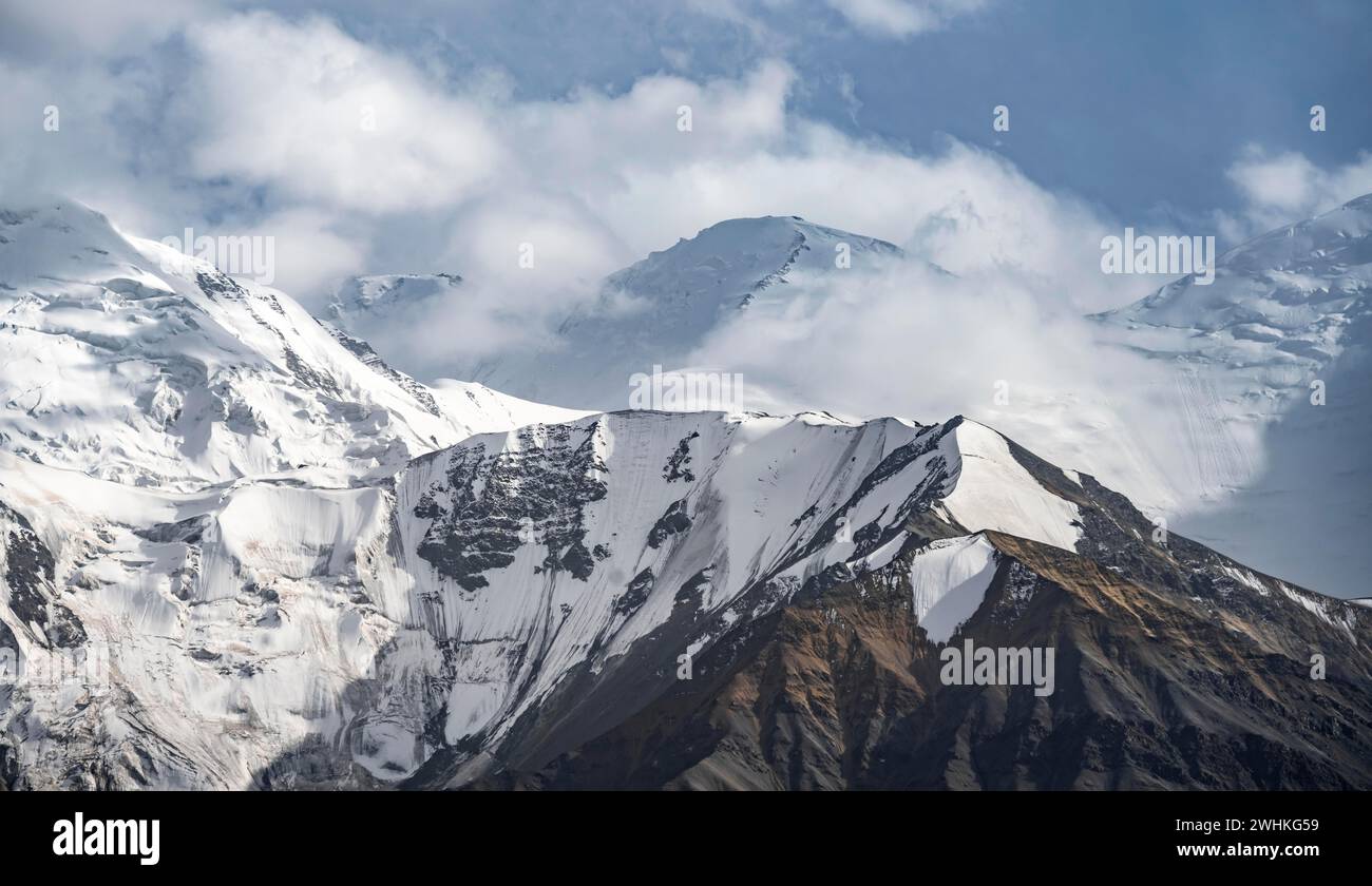 Dramatische Berglandschaft, Bergtal, hinter vergletschtem und schneebedecktem Berggipfel Pik Lenin, Trans Alay Mountains, Pamir Mountains, Osh Stockfoto