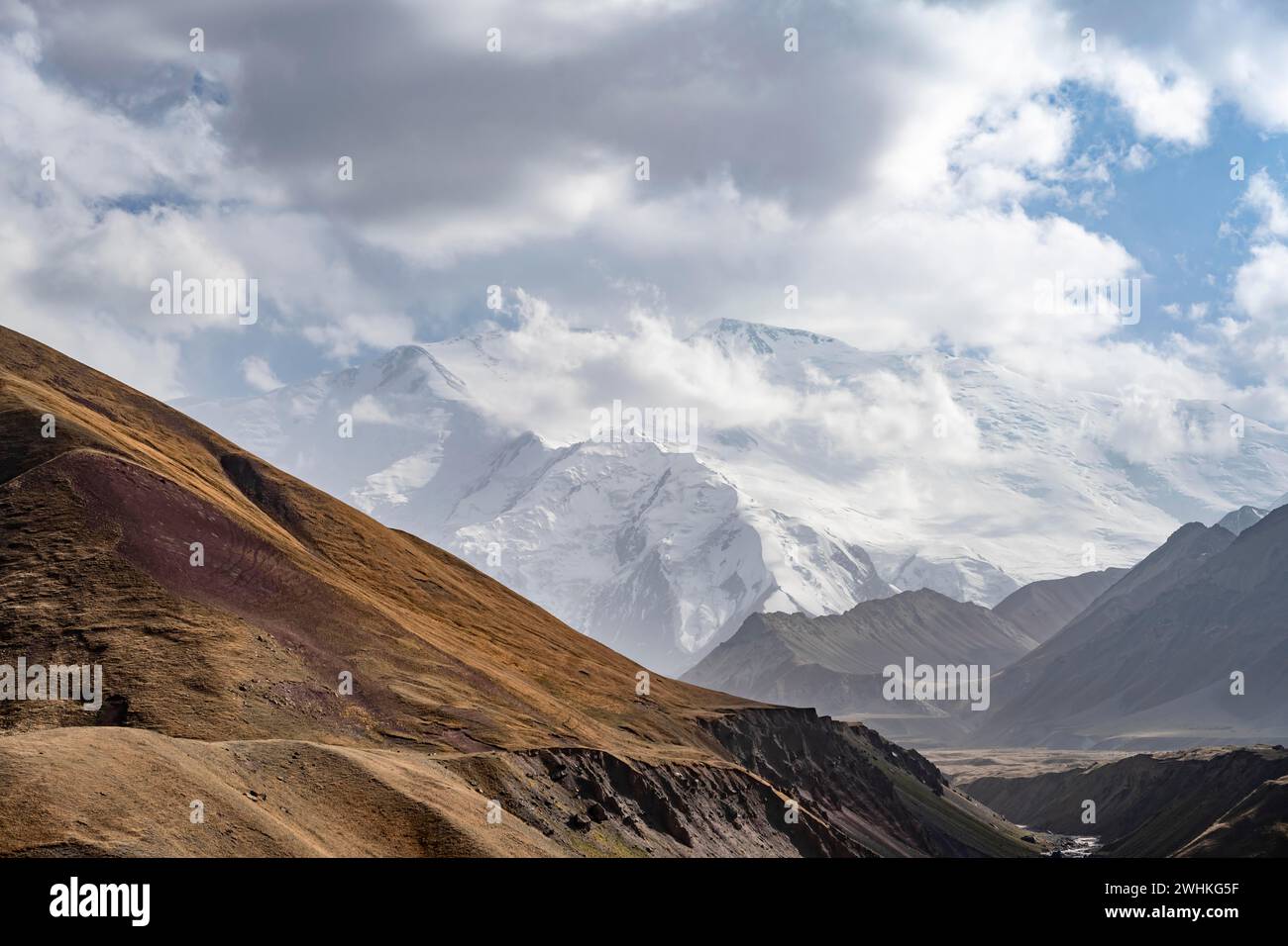 Dramatische Berglandschaft, Bergtal, hinter vergletschtem und schneebedecktem Berggipfel Pik Lenin, Trans Alay Mountains, Pamir Mountains, Osh Stockfoto