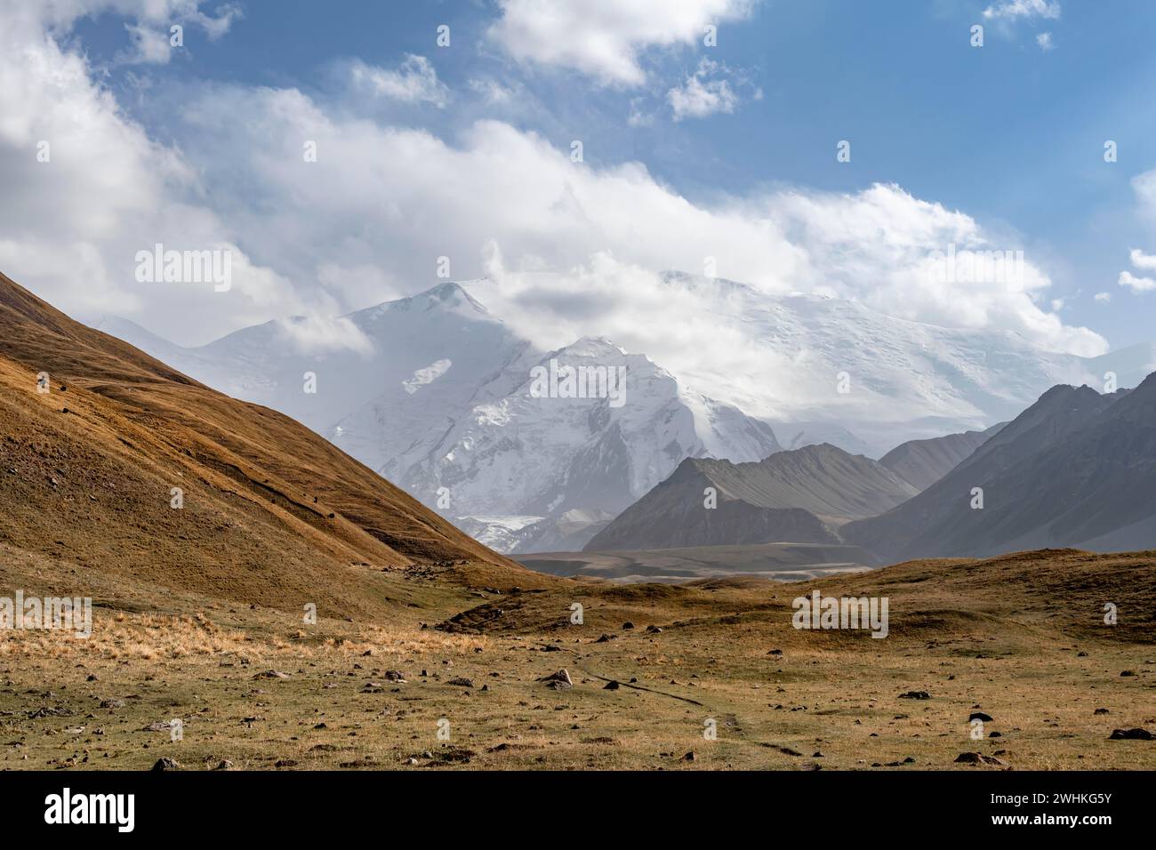 Dramatische Berglandschaft, Bergtal, hinter vergletschtem und schneebedecktem Berggipfel Pik Lenin, Trans Alay Mountains, Pamir Mountains, Osh Stockfoto