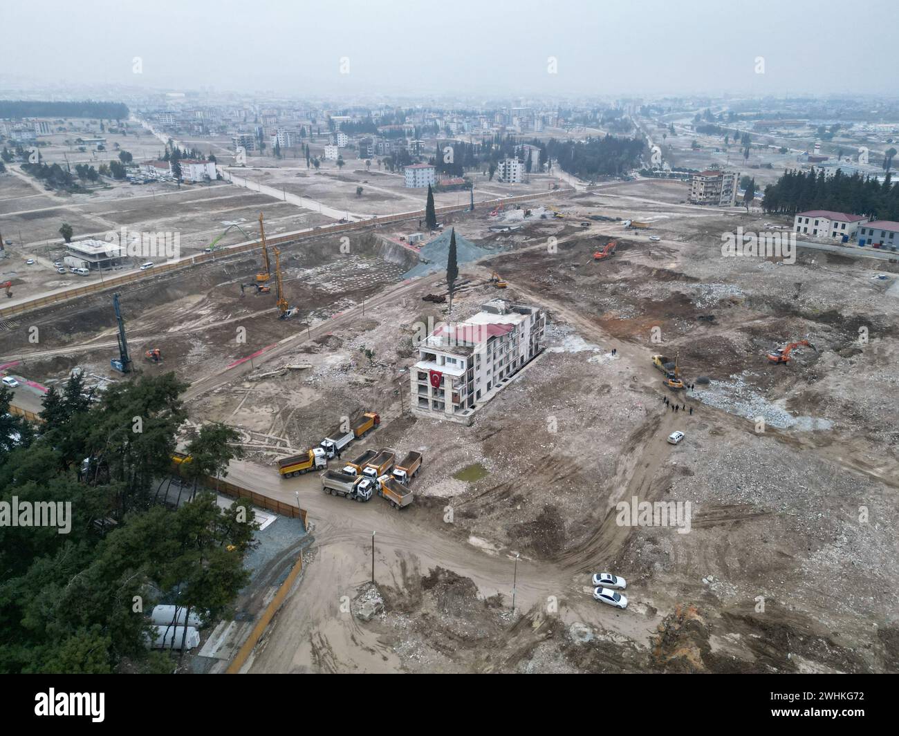 (ANMERKUNG DER REDAKTION: Bild mit einer Drohne)die Luftaufnahme des Stadtzentrums von Antakya in der Provinz Hatay zeigt die verheerenden Auswirkungen des Erdbebens nach einem Jahr nach dem Erdbeben. In dieser Woche hat die Türkei den ersten Jahrestag des Erdbebens begangen, bei dem mehr als 53.000 Menschen im Land ums Leben kamen und über 3 Millionen Menschen ohne Wohnraum blieben. Hatay war eine der Städte, die am stärksten vom Erdbeben am 6. Februar 2023 betroffen war. Stockfoto