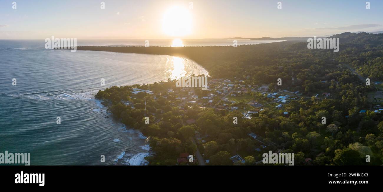 Luftaufnahme, Blick auf den Cahuita Nationalpark, Küste und Küstenlandschaft mit Wald, Punta Cahuita Landzunge, Cahuita, Limon, Costa Rica Stockfoto