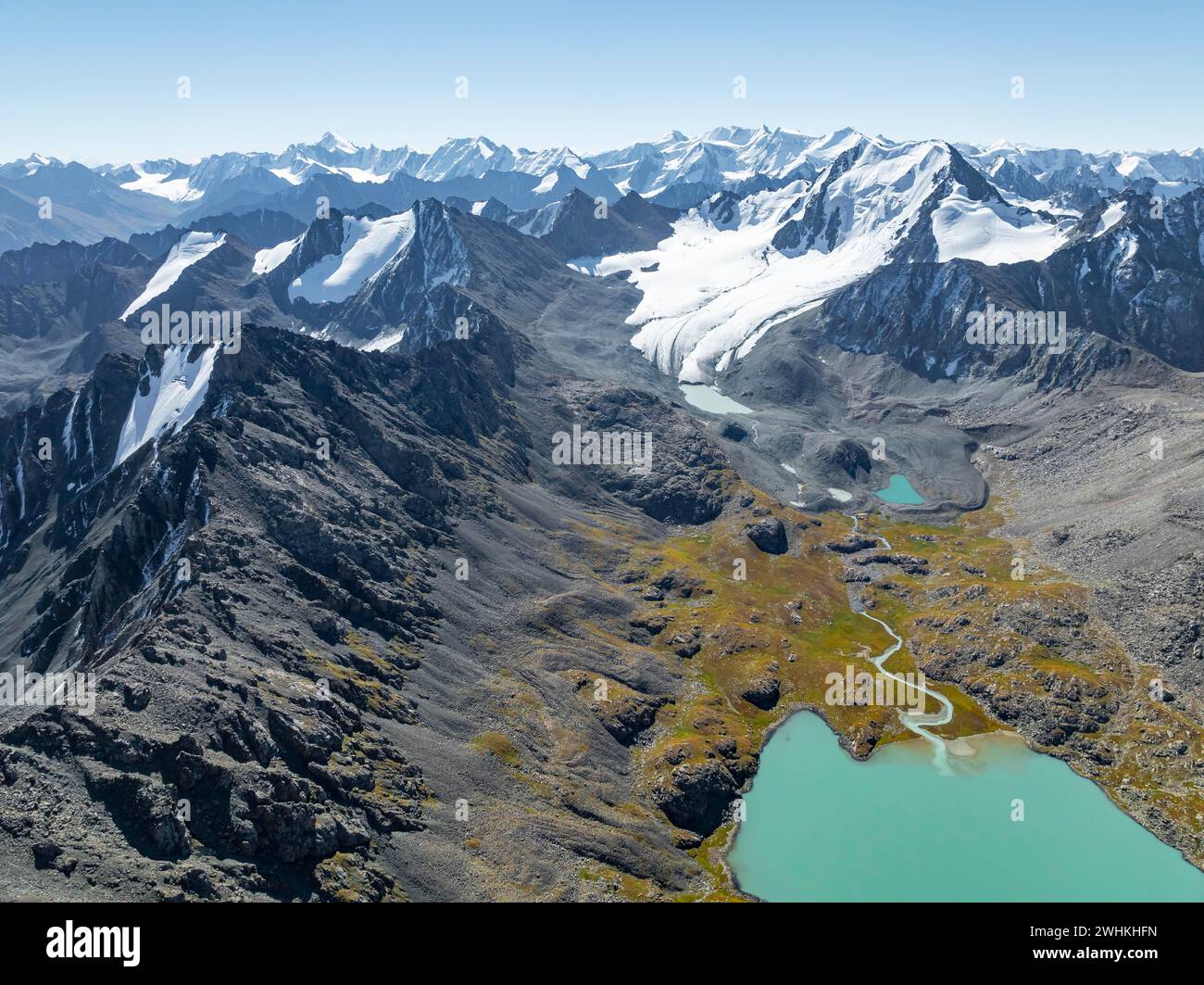 Bergpanorama, Blick aus der Luft, 4000 Meter Gipfel mit Gletscher, Bergpass und Bergsee Ala-Kul See, Tien Shan, Kirgisistan Stockfoto