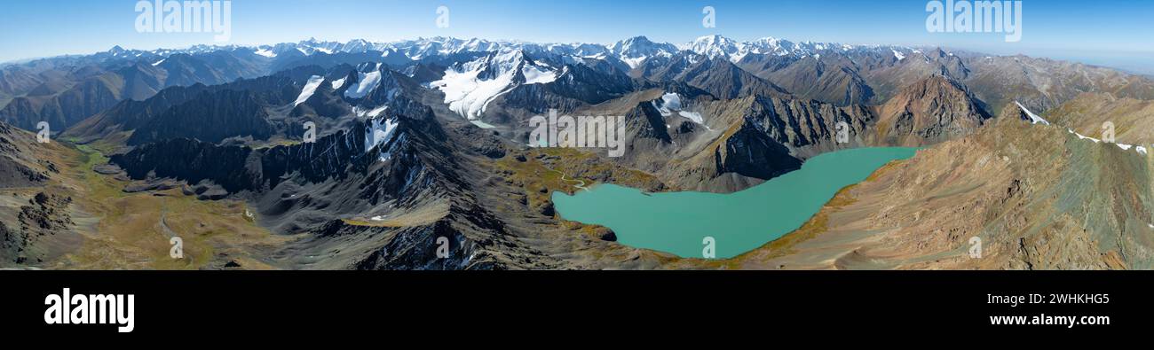 Bergpanorama, Blick aus der Luft, 4000 Meter Gipfel mit Gletscher, Bergpass und Bergsee Ala-Kul See, Tien Shan, Kirgisistan Stockfoto