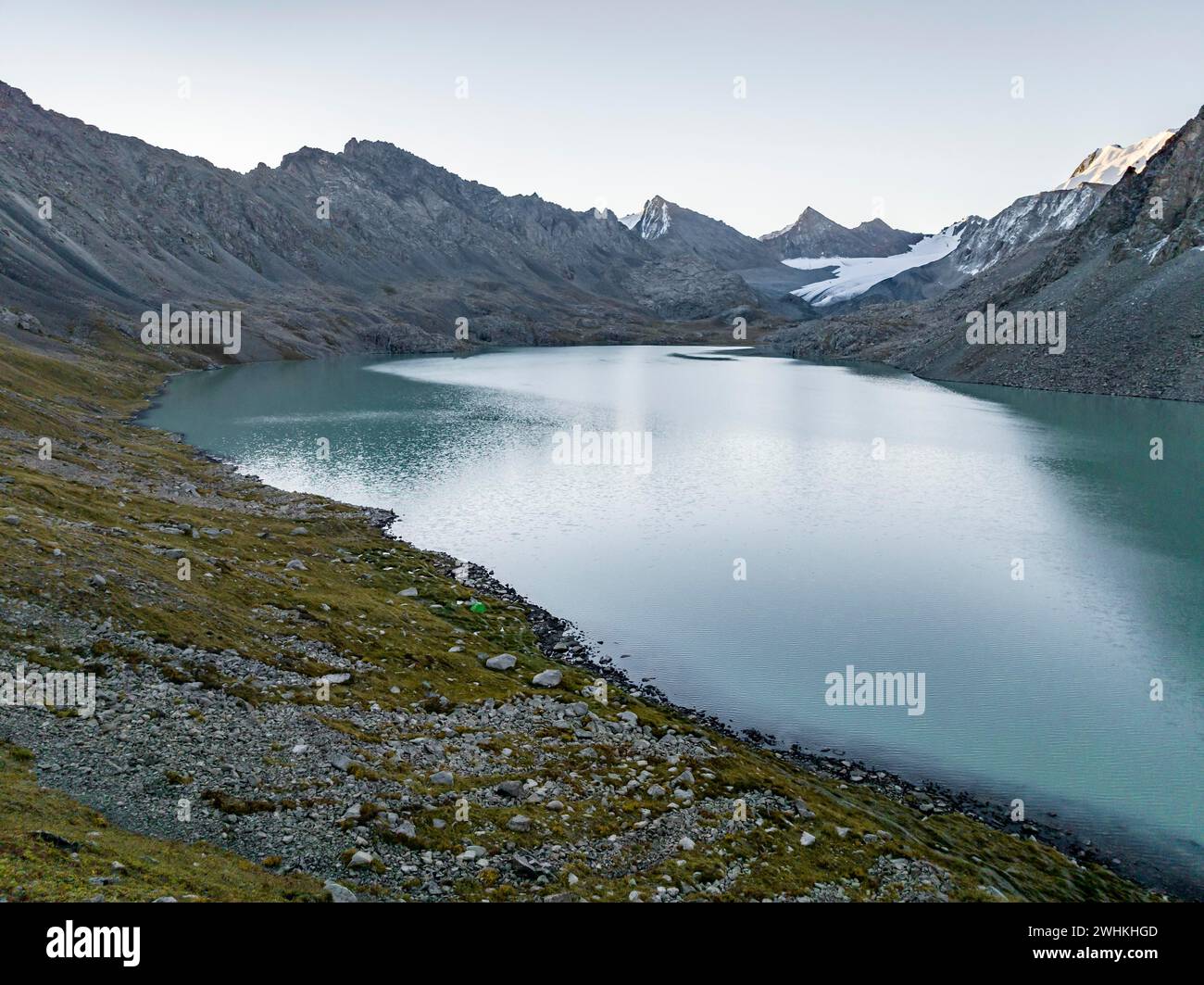 Berge mit Gletscher, Bergpass und Bergsee Ala-Kul See, Tien Shan, Kirgisistan Stockfoto