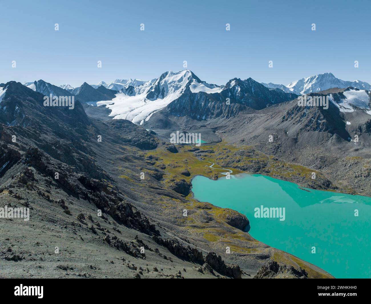 Bergpanorama, Blick aus der Luft, 4000 Meter Gipfel mit Gletscher, Bergpass und Bergsee Ala-Kul See, Tien Shan, Kirgisistan Stockfoto