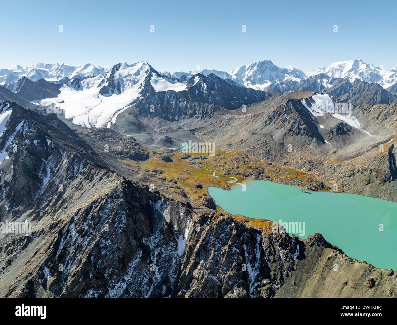 Bergpanorama, Blick aus der Luft, 4000 Meter Gipfel mit Gletscher, Bergpass und Bergsee Ala-Kul See, Tien Shan, Kirgisistan Stockfoto