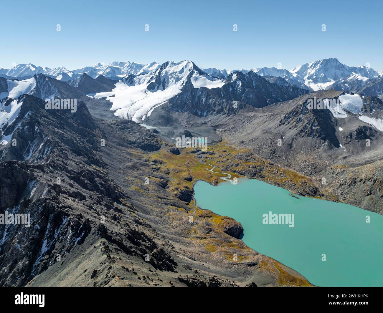 Bergpanorama, Blick aus der Luft, 4000 Meter Gipfel mit Gletscher, Bergpass und Bergsee Ala-Kul See, Tien Shan, Kirgisistan Stockfoto