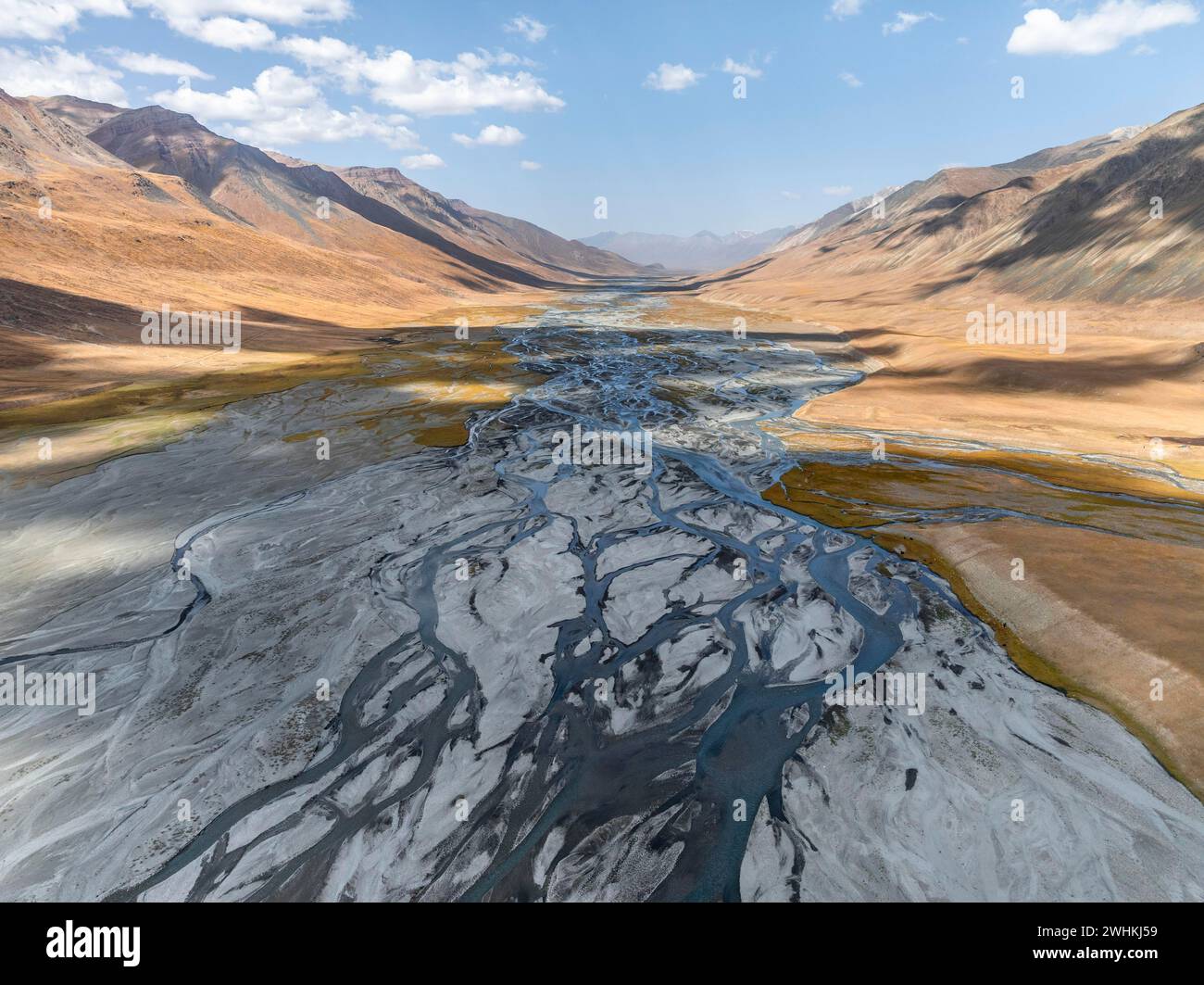 Aus der Vogelperspektive, Burkhan Bergtal mit mäandernden Fluss, karge dramatische Berglandschaft, Terskey Ala-Too, Tien Shan, Issyk Kul Provinz Stockfoto