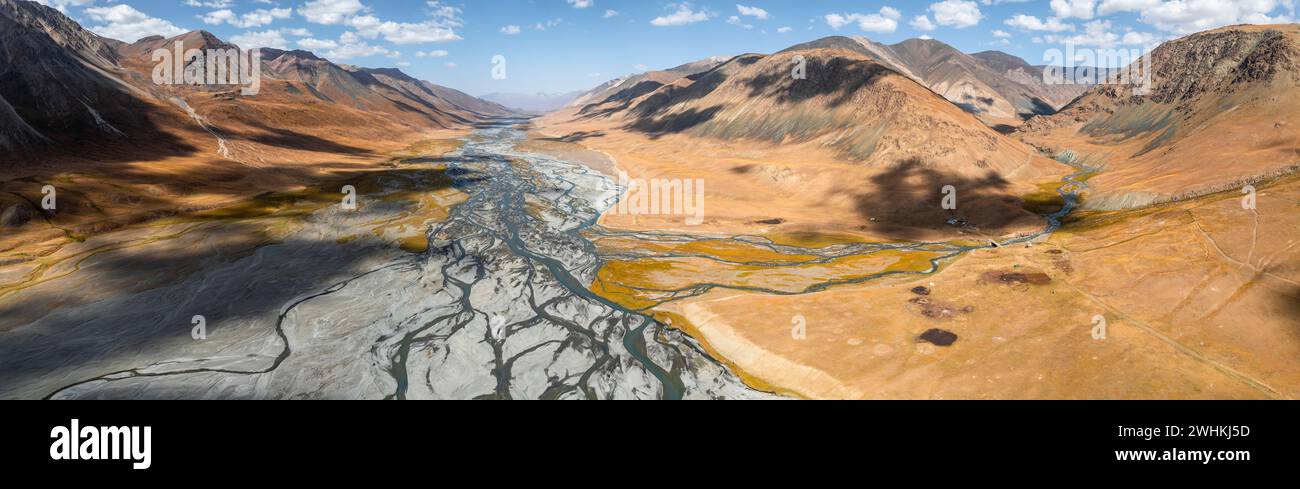 Aus der Vogelperspektive, Burkhan Bergtal mit mäandernden Fluss, karge dramatische Berglandschaft, Terskey Ala-Too, Tien Shan, Issyk Kul Provinz Stockfoto