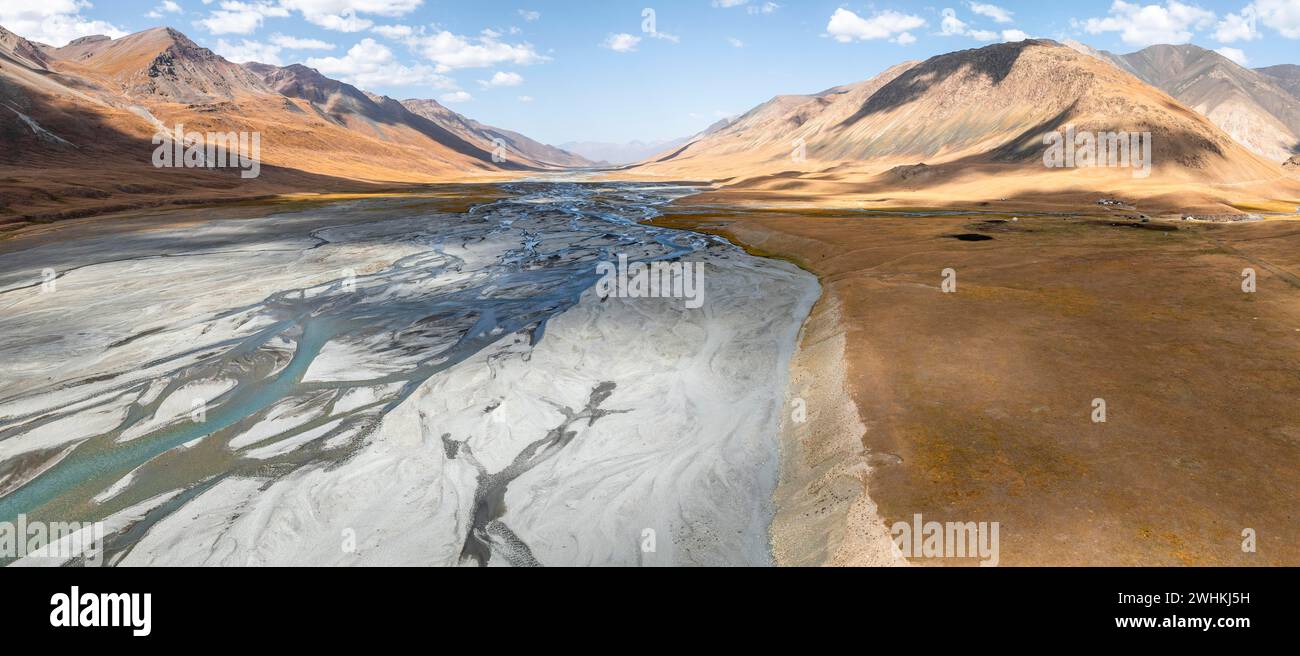 Aus der Vogelperspektive, Burkhan Bergtal mit mäandernden Fluss, karge dramatische Berglandschaft, Terskey Ala-Too, Tien Shan, Issyk Kul Provinz Stockfoto