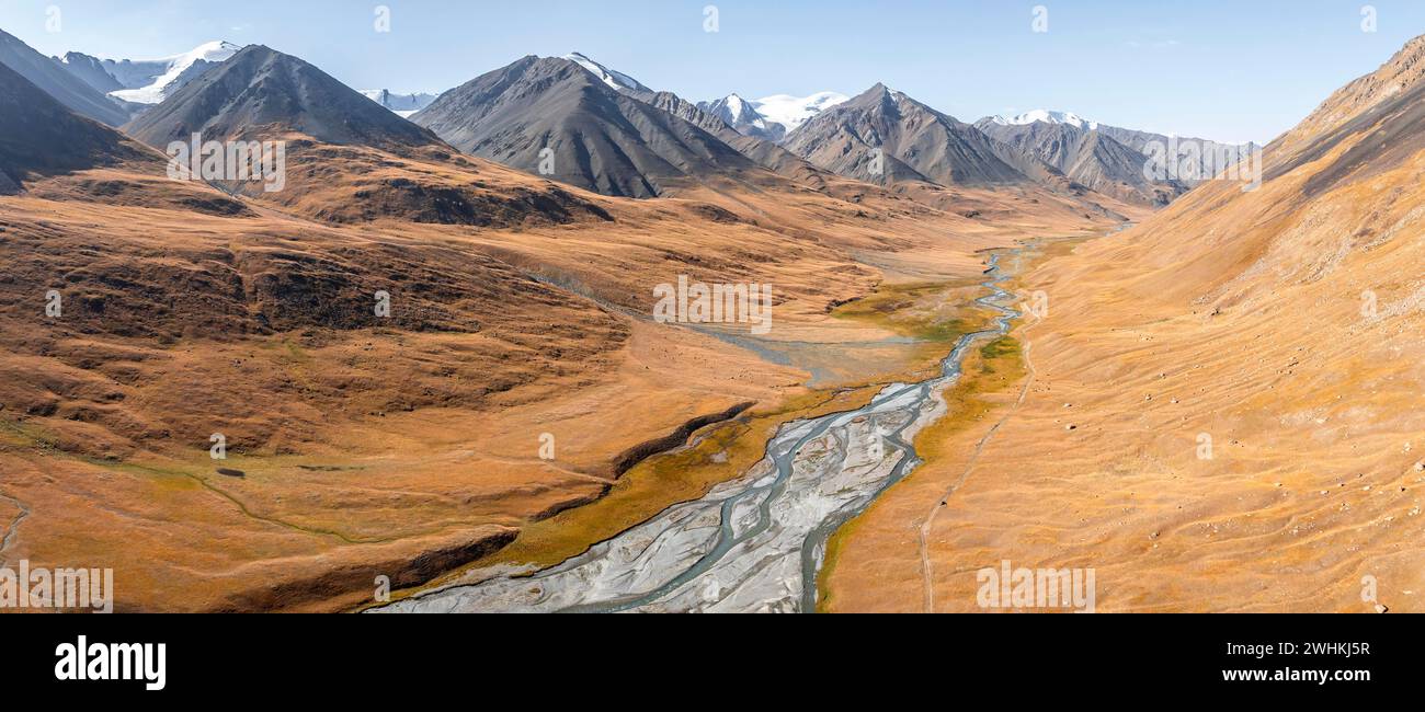 Aus der Vogelperspektive, Burkhan Bergtal mit mäandernden Fluss, karge dramatische Berglandschaft, Terskey Ala-Too, Tien Shan, Issyk Kul Provinz Stockfoto