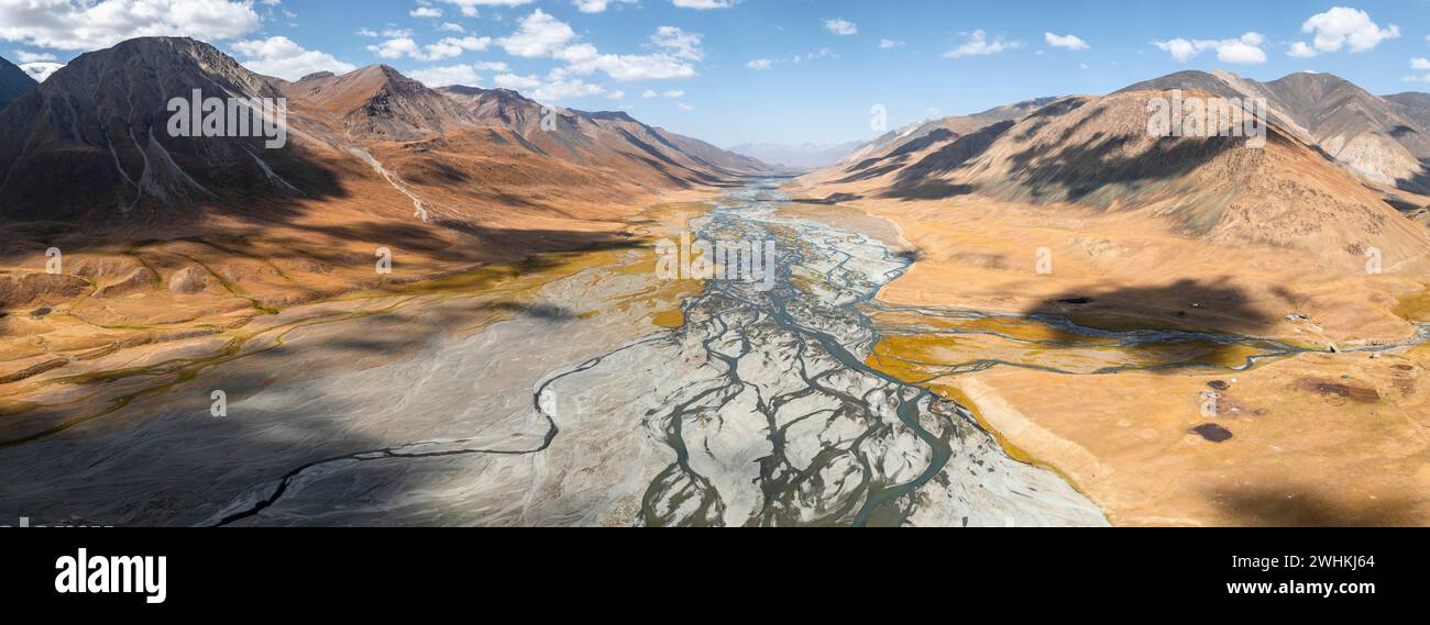 Aus der Vogelperspektive, Burkhan Bergtal mit mäandernden Fluss, karge dramatische Berglandschaft, Terskey Ala-Too, Tien Shan, Issyk Kul Provinz Stockfoto