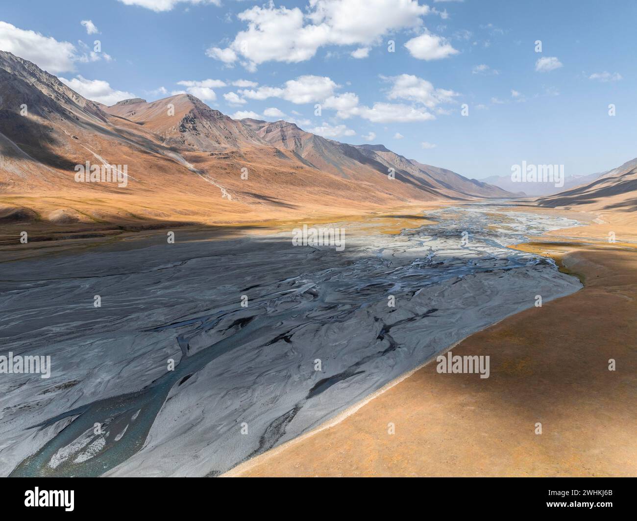 Aus der Vogelperspektive, Burkhan Bergtal mit mäandernden Fluss, karge dramatische Berglandschaft, Terskey Ala-Too, Tien Shan, Issyk Kul Provinz Stockfoto