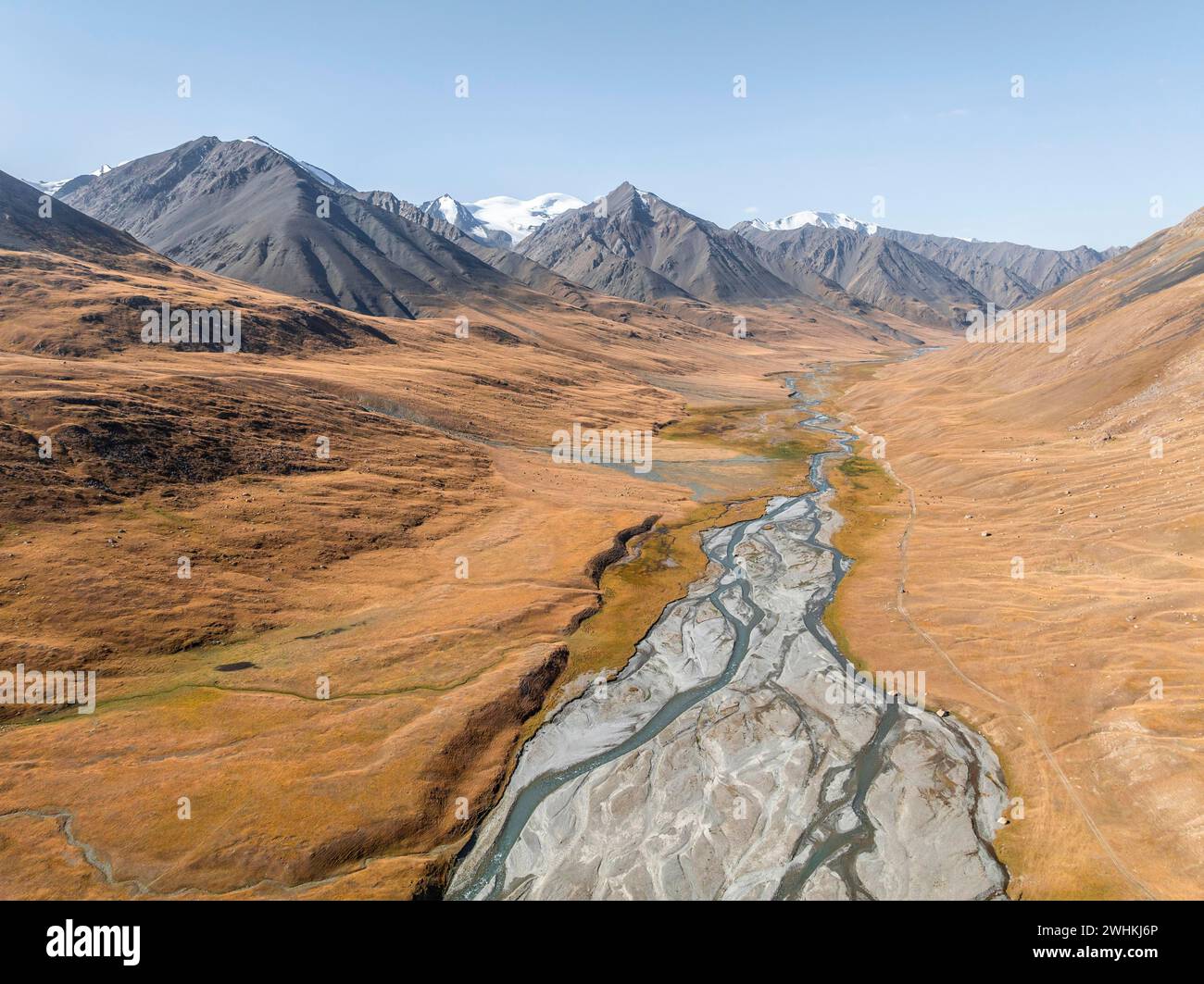 Aus der Vogelperspektive, Burkhan Bergtal mit mäandernden Fluss, karge dramatische Berglandschaft, Terskey Ala-Too, Tien Shan, Issyk Kul Provinz Stockfoto