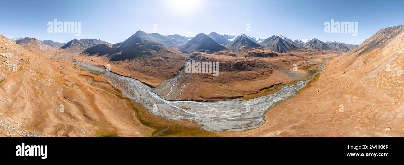 Aus der Vogelperspektive, Burkhan Bergtal mit mäandernden Fluss, karge dramatische Berglandschaft, Terskey Ala-Too, Tien Shan, Issyk Kul Provinz Stockfoto