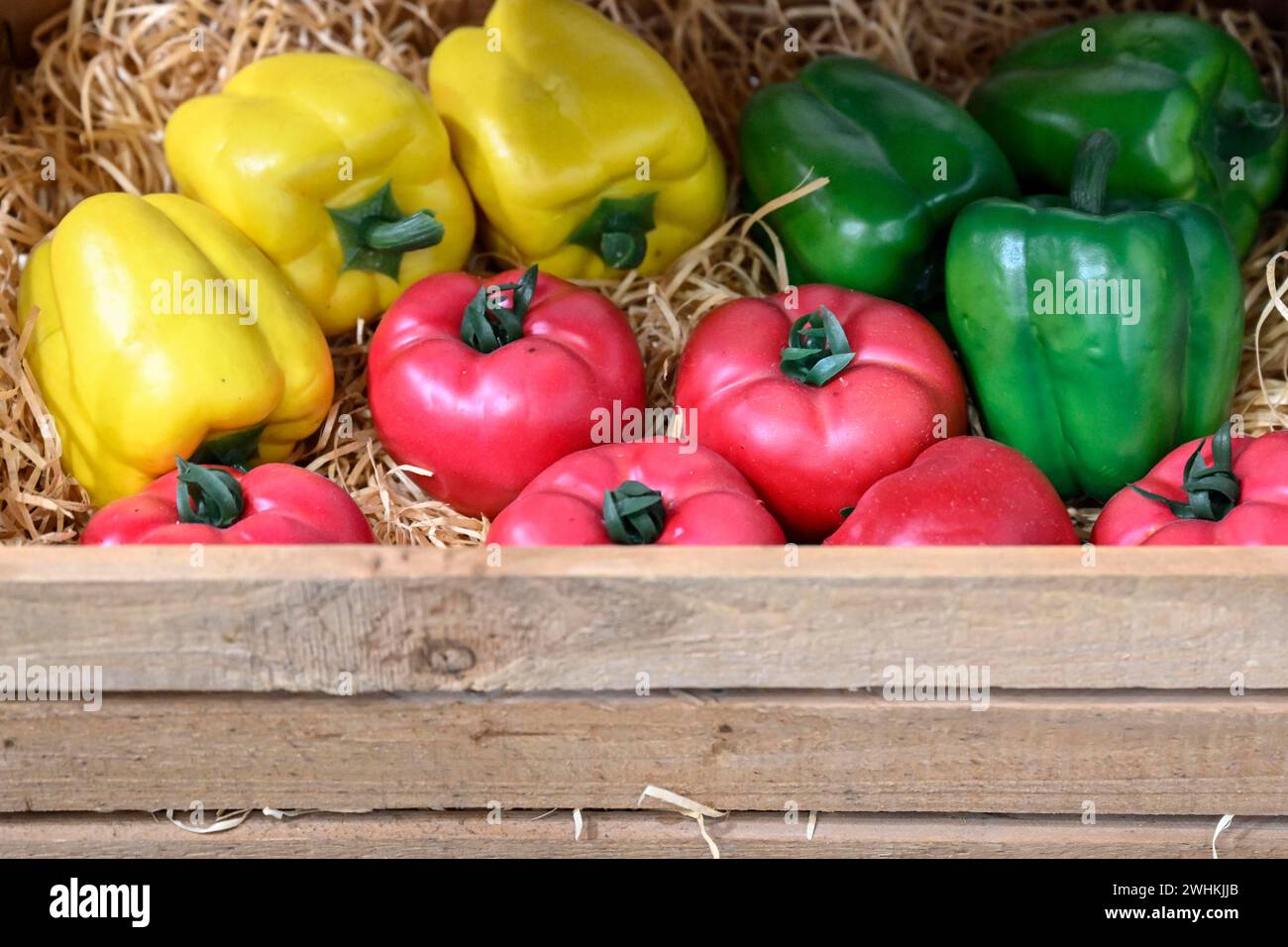 Deko-Imitation Paprika und Tomaten Stockfoto