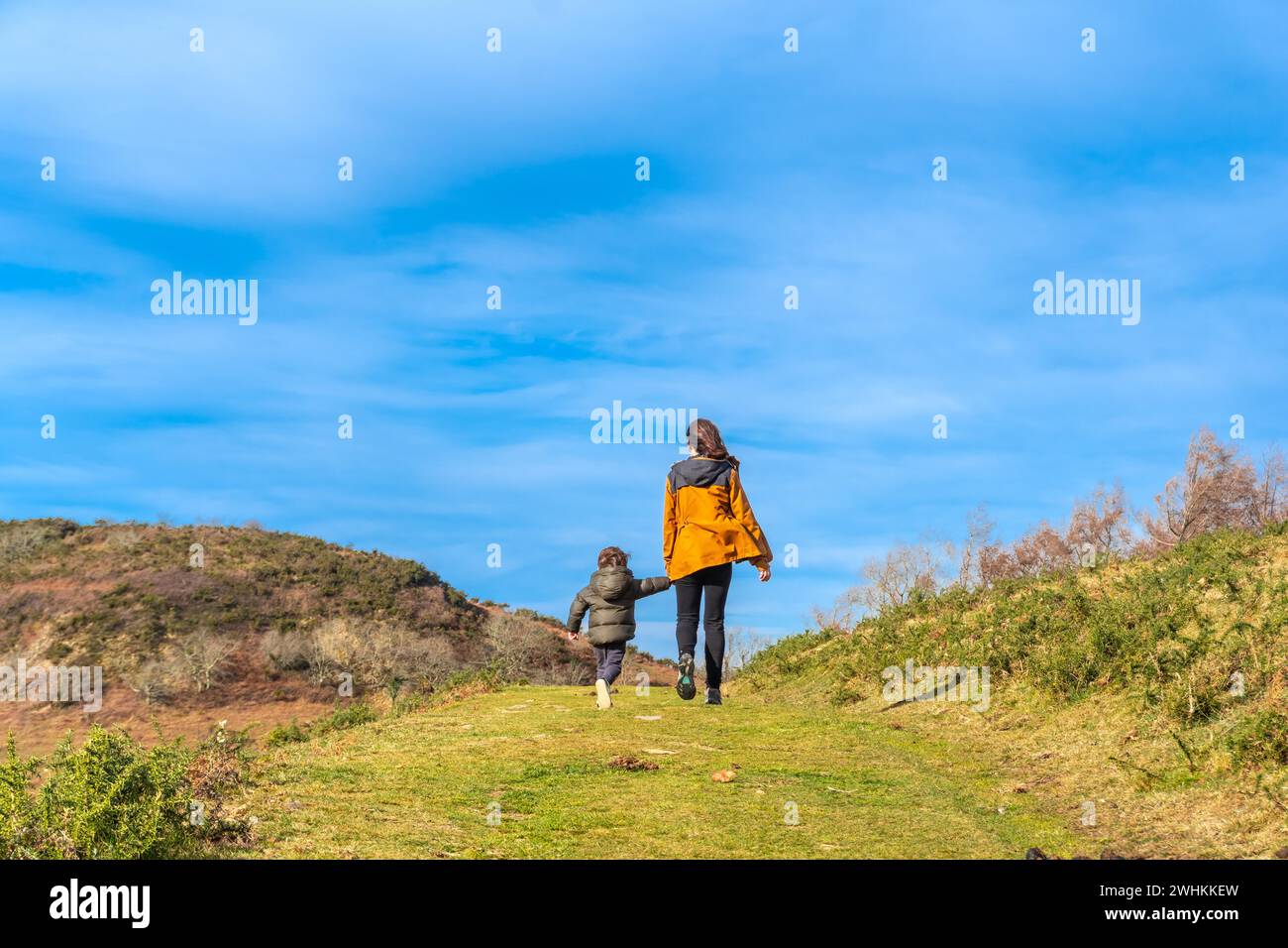 Mutter mit ihrem Sohn, die gemeinsam in Erlaitz im Baskenland in Irun durch die Berge spazieren Stockfoto