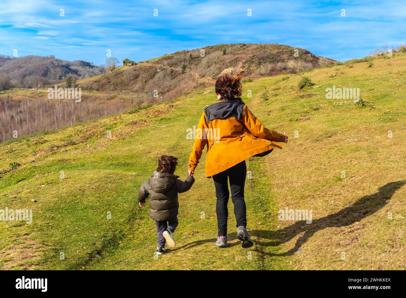 Mutter mit ihrem Sohn, die gemeinsam in Erlaitz im Baskenland in Irun durch die Berge spazieren Stockfoto