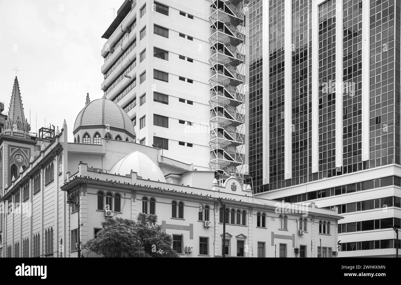 Schwarzweiß-Foto von Downtown Guayaquil, Ecuador. Stockfoto