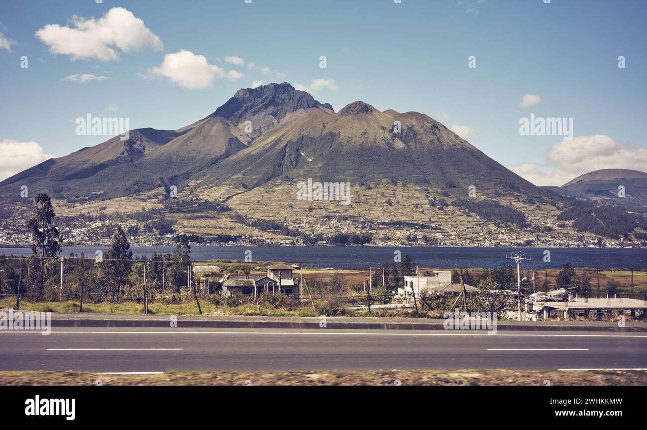 Ländliche Landschaft von einer Straße aus gesehen, farbiges Foto, Ecuador. Stockfoto