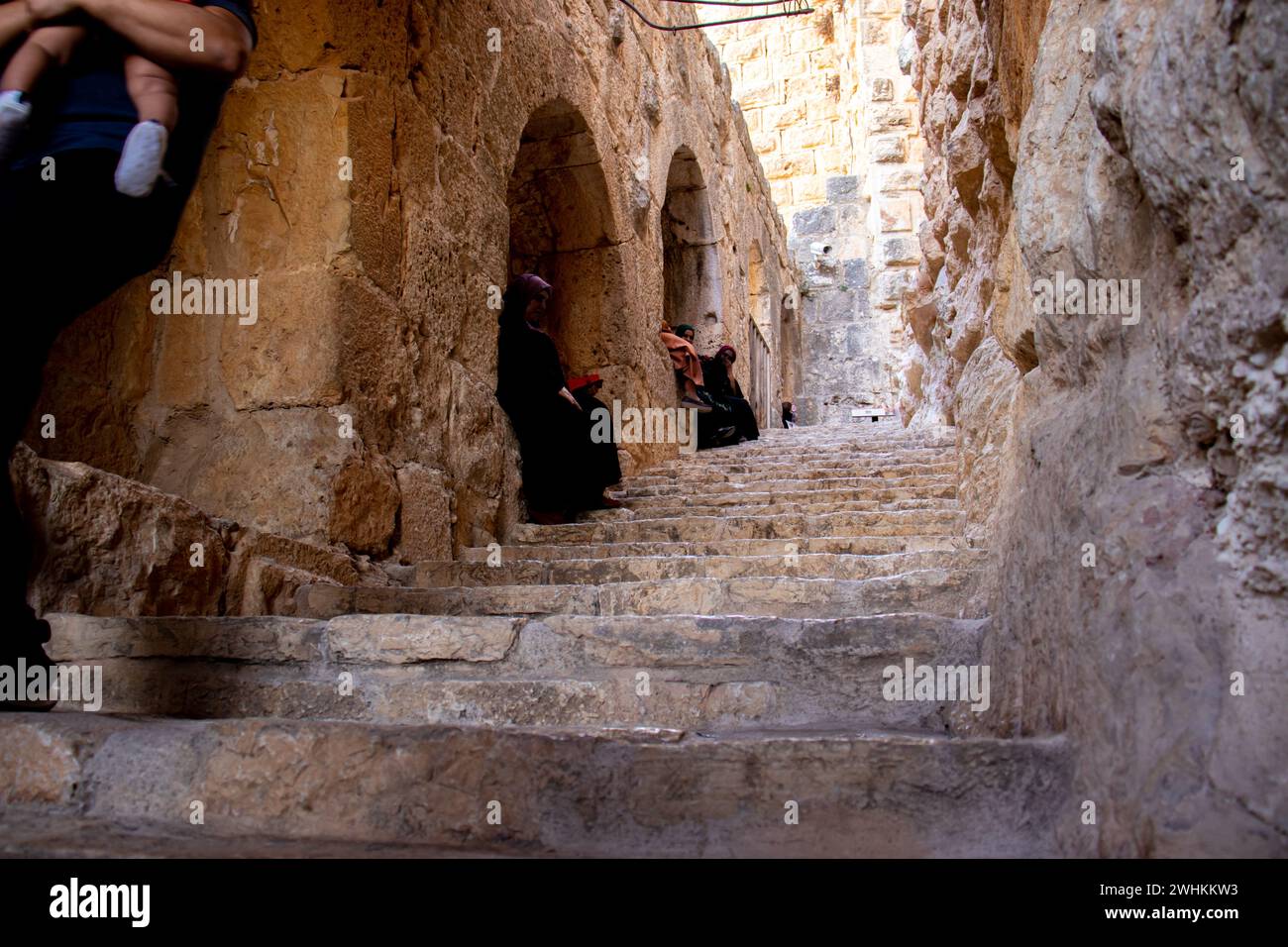 Alte Burgtreppe mit einigen müden Leuten Stockfoto