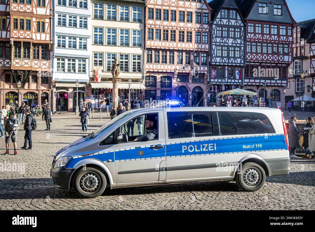 Polizeifahrzeug mit blinkenden blauen Lichtern, Roemerberg, Frankfurt am Main, Hessen, Deutschland Stockfoto