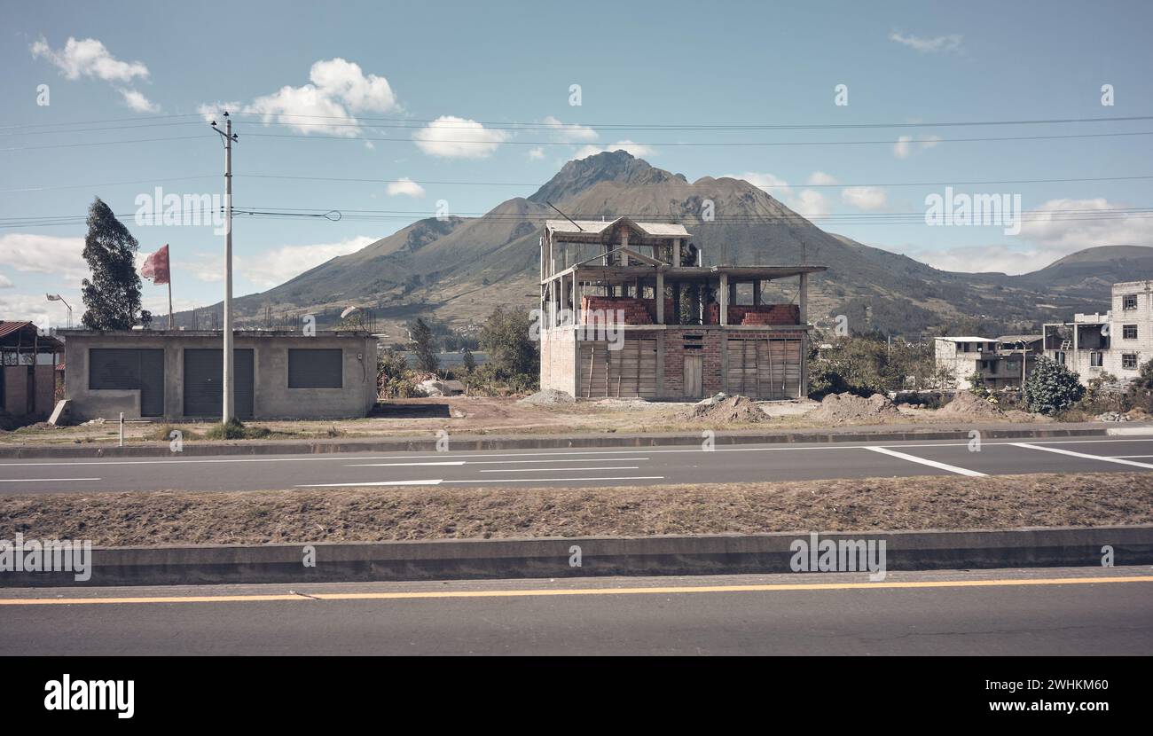 Ländliche Landschaft von einer Straße aus gesehen, farbiges Foto, Ecuador. Stockfoto
