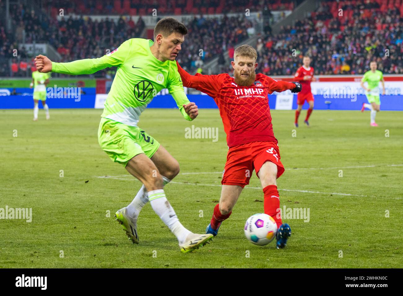 Fußballspiel, Jan-Niklas BESTE 1.FC Heidenheim rechts hält Joakim MAEHLE VFL Wolfsburg links, Fußballstadion Voith-Arena, Heidenheim Stockfoto