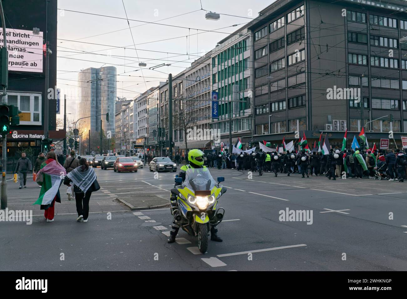 Demonstrationszug auf der Berliner Allee, Verkehrspolizist auf Motorrad, Pro-Palästina-Demonstration am 2. Dezember 2023 in Düsseldorf, Nord Stockfoto