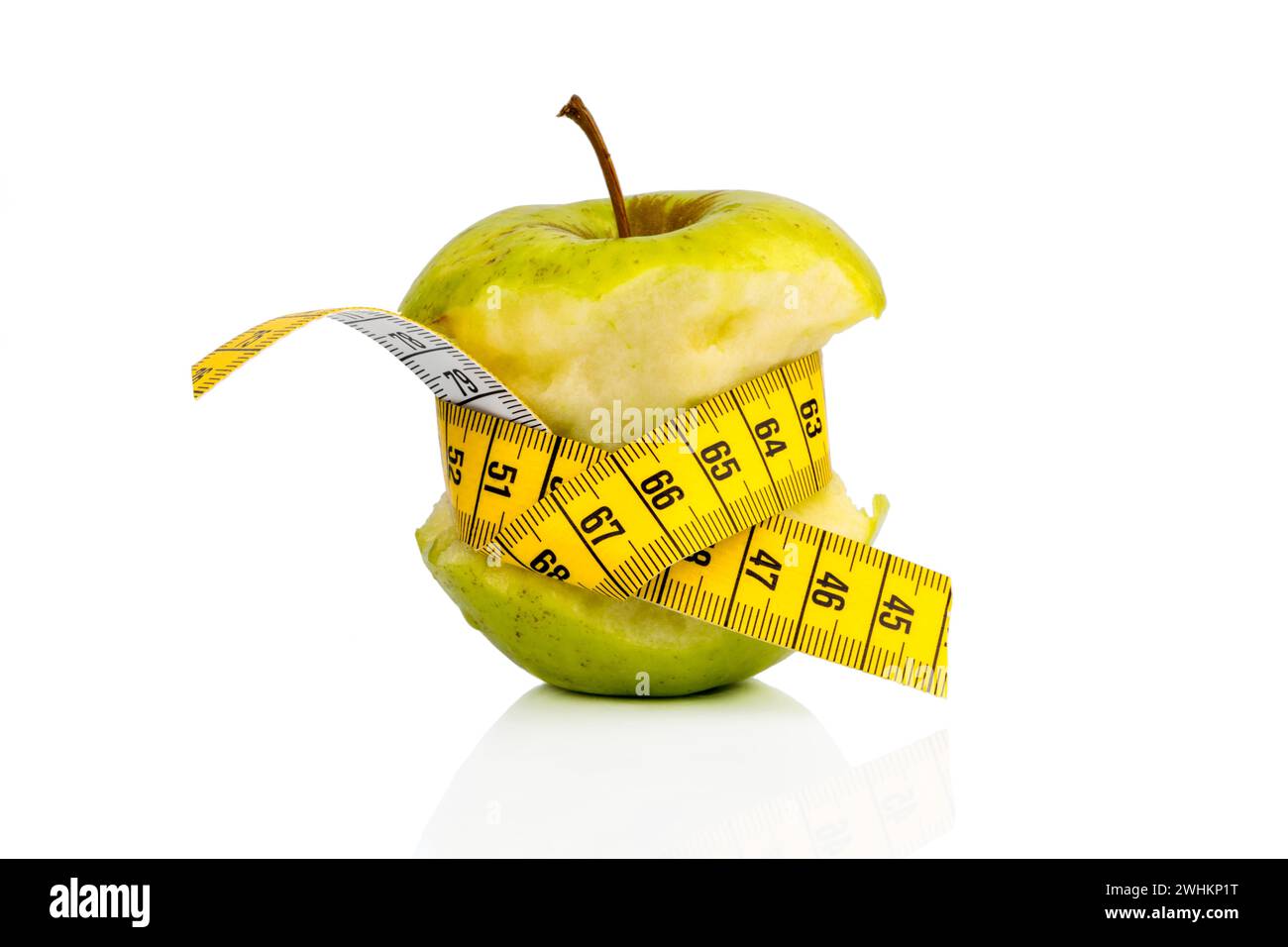 Ein Apfel mit einem Maßband symbolisches Foto für Ernährung und gesunde, vitaminreiche Ernährung Stockfoto