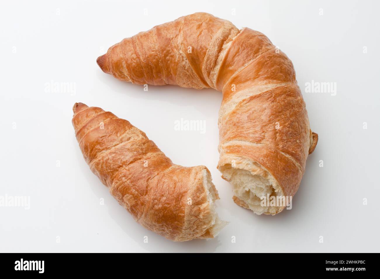 Croissant zum Frühstück, eine Tasse Kaffee Stockfoto