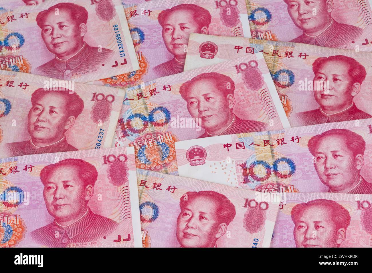 Chinesische Yuan-Banknoten liegen nebeneinander auf einem Tisch Stockfoto