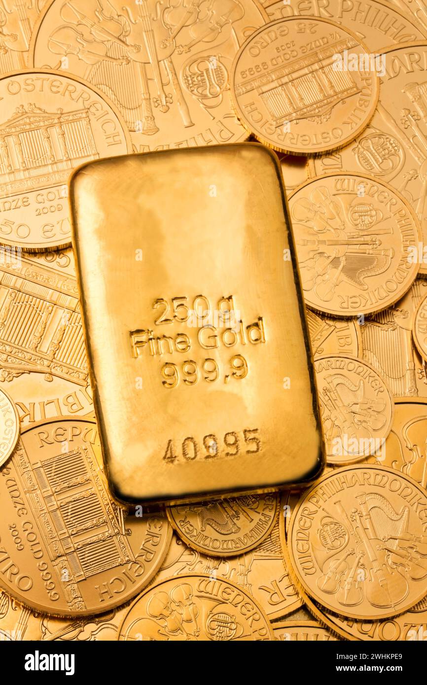 Investieren in echtes Gold mit Goldbarren und Goldmünzen Stockfoto