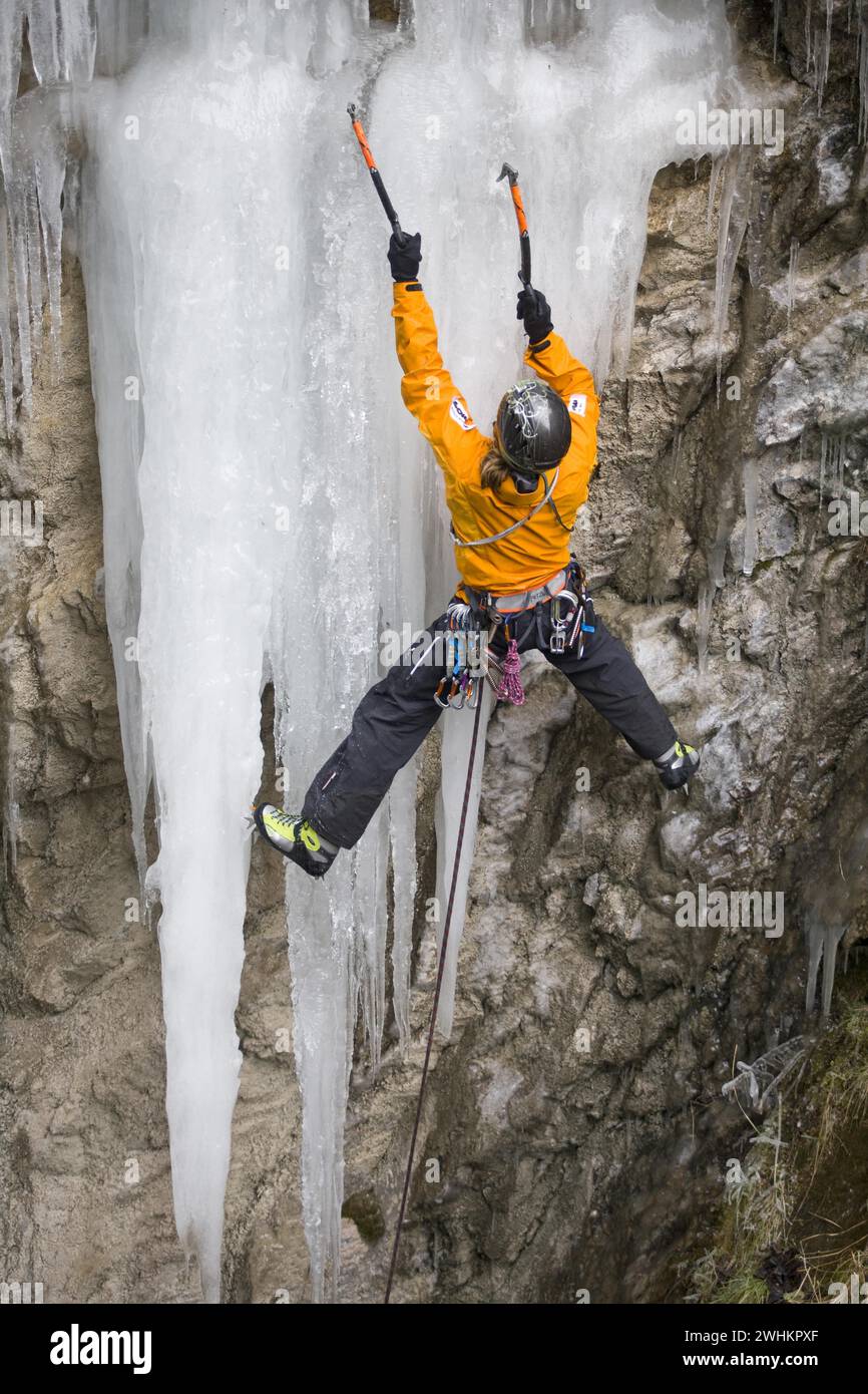 Ein Mann klettert auf eine eisige Felswände in Kaprun, Österreich, 35 Jahre, Eisklettern, Bergsteiger Stockfoto