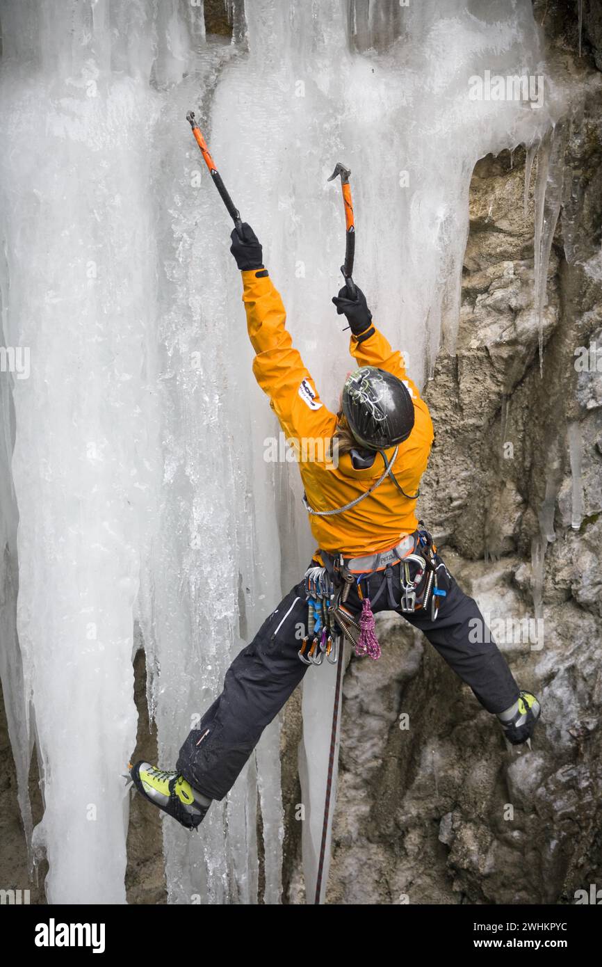 Ein Mann klettert auf eine eisige Felswände in Kaprun, Österreich, 35 Jahre, Eisklettern, Bergsteiger Stockfoto