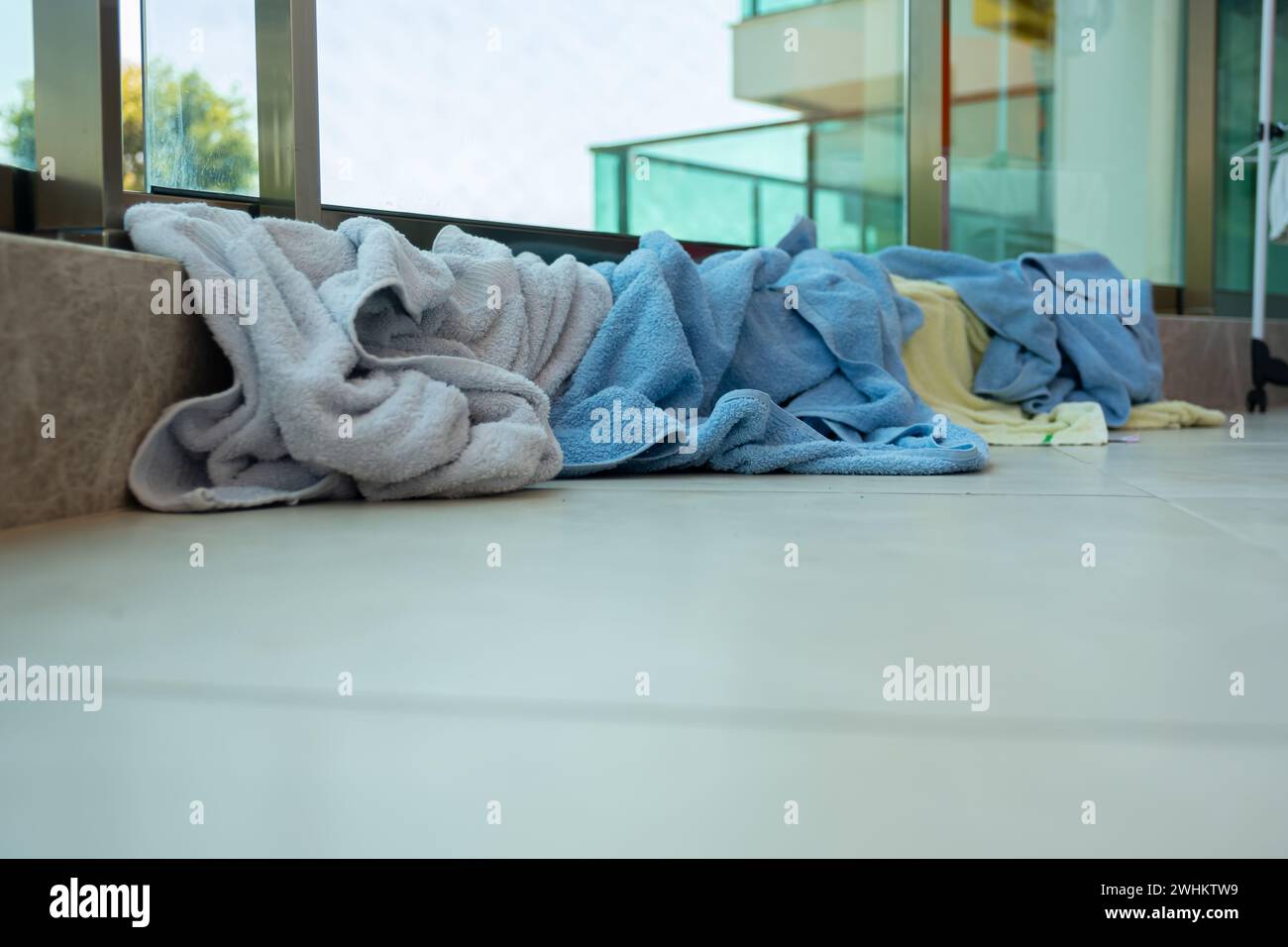 Seitenansicht für Handtücher auf dem Boden Stockfoto