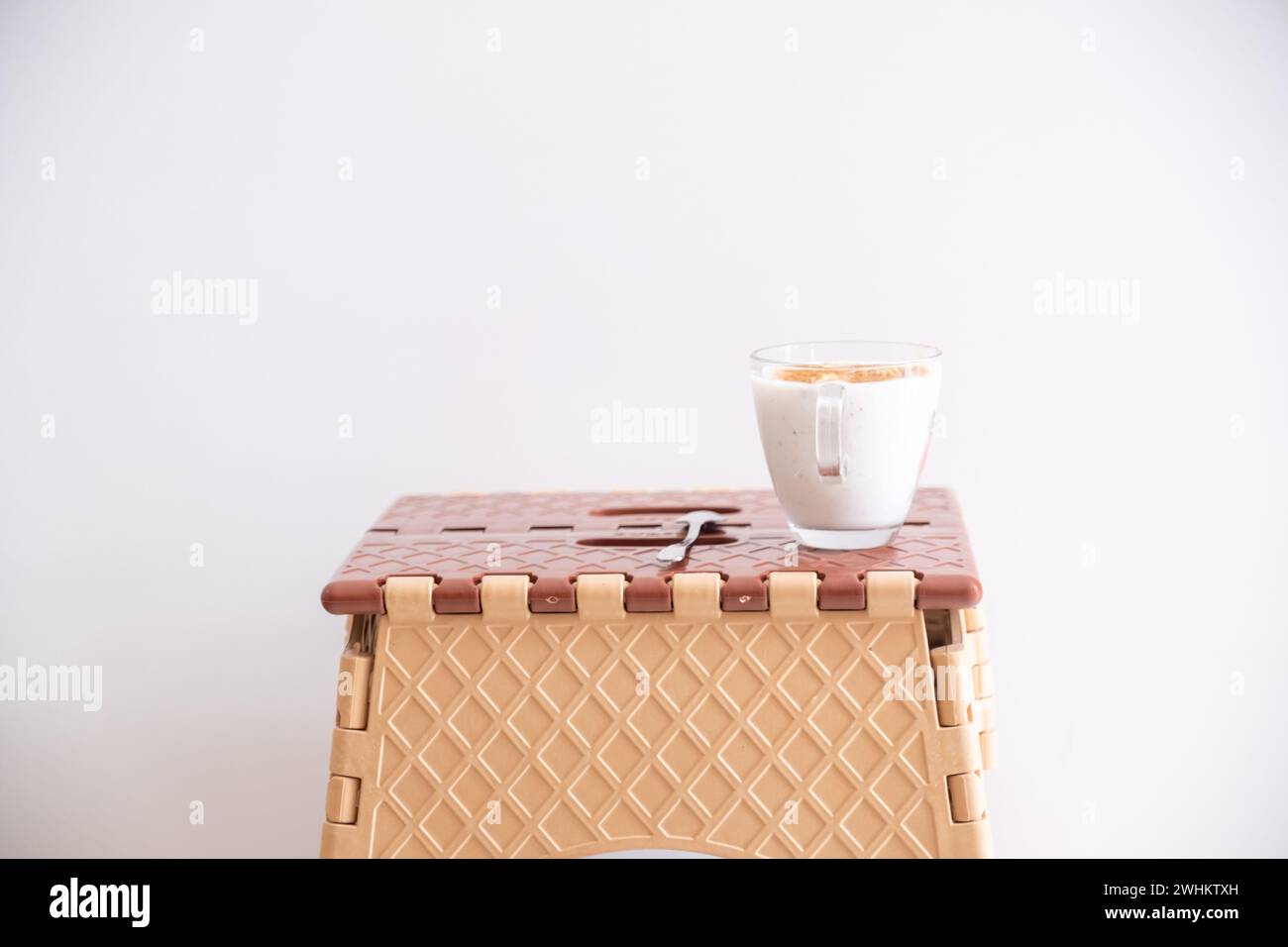 Kleiner Plastiktisch für einen schnellen Drink Stockfoto