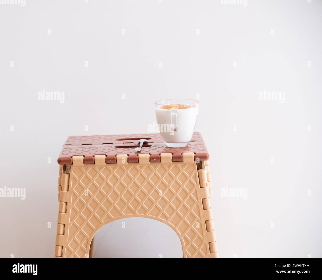 Kleiner Plastiktisch für einen schnellen Drink Stockfoto