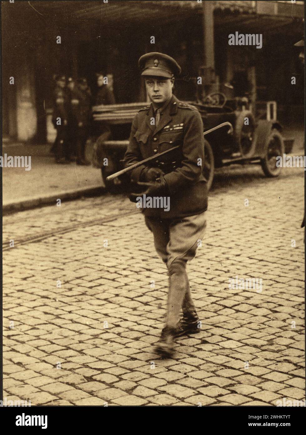 Seine Königliche Hoheit, der Prinz von Wales, macht einen Spaziergang in Mons und besucht kanadische Truppen. Bilder der kanadischen Streitkräfte im Ersten Weltkrieg in Frankreich 1918 Stockfoto