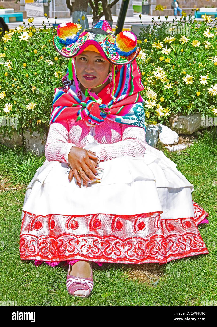 Peruanische Frau, 20 Jahre alt, in traditioneller Kleidung auf dem Markt in Cocotos am Titicacasee, Provinz Puno, Peru Stockfoto