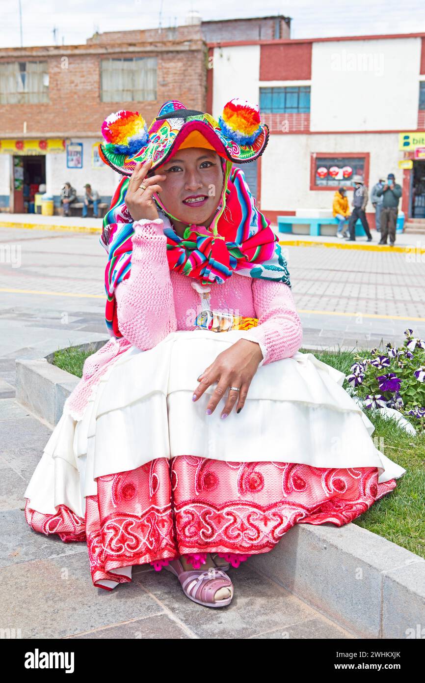 Peruanische Frau, 20 Jahre alt, in traditioneller Kleidung auf dem Markt in Cocotos am Titicacasee, Provinz Puno, Peru Stockfoto